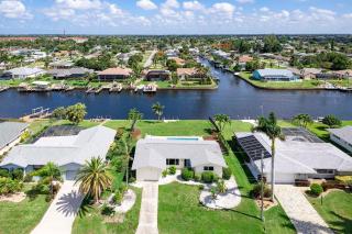 Coral Cottage - Waterfront Stunner, Walk to Town - Gulf Access - 0