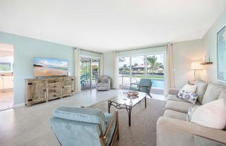 Coral Cottage - Waterfront Stunner, Walk to Town - Gulf Access - 4
