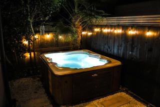 Havelock North home - spa pool, wood-burner fire, comfy beds - 0