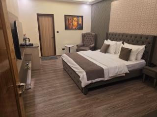The Royal Palace Inn - 1