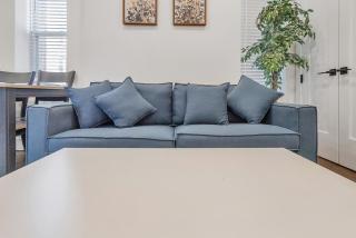 Spacious 2BR Escape with Parking Near MetLife and NYC - 4