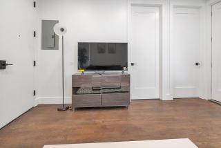 Spacious 2BR Escape with Parking Near MetLife and NYC - 1