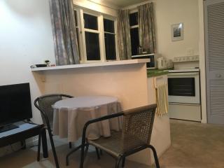 Cosy Garden Retreat - 2