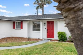 Red Door Siesta, Updated 4BR House with Hot Tub, 7 Min to Siesta! - 3