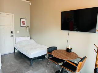 Entire studio walk or bike to World Cup & downtown with AC - Seattle - 9
