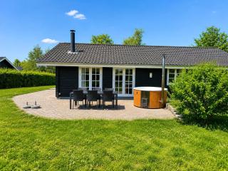 Lovely Cottage With Secluded Garden - 1