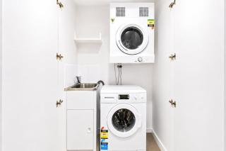 Chic City Stay 1BR With Pool and Parking - 5