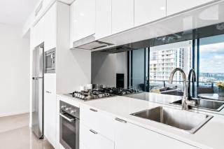 Chic City Stay 1BR With Pool and Parking - 4