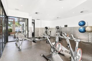 Chic City Stay 1BR With Pool and Parking - 3