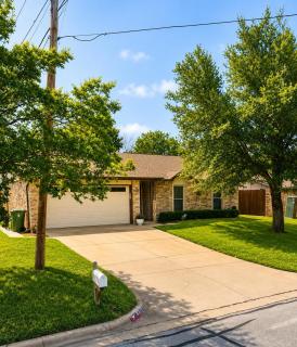 Charming and Comfortable Home near AT&T Stadium - 3