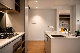 Stunning 2BR Apartment in Melb CBD with Pool and Gym - 3
