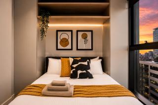 Stunning 2BR Apartment in Melb CBD with Pool and Gym - 1