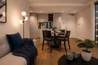 Stunning 2BR Apartment in Melb CBD with Pool and Gym - 5