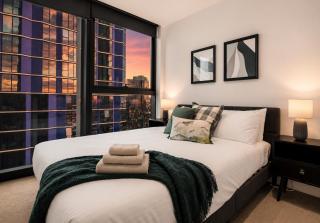Stunning 2BR Apartment in Melb CBD with Pool and Gym - 2