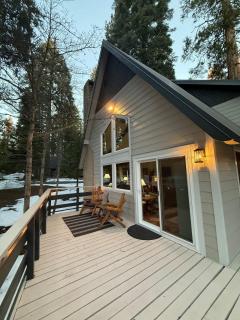 Peaceful Shaver Lake Mountain Retreat with Deck & Forest Views - 8