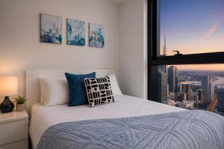 Sky High 3-Bedroom Central Apartment with City Views and Parking - 6