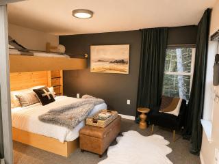 Luxury Cozy Studio Fireplace & Plush Bedding - 8