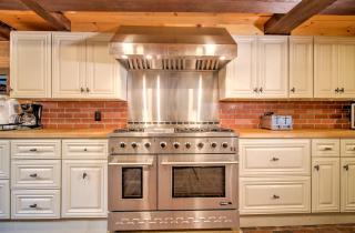 Historic 8BR Retreat with Hot Tub Near Stratton & Bromley, Londonderry, Vermont - 5