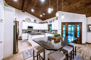 4BR Riverfront Cabin on Mountain Fork River with Hot Tub, Game Room & Kayaks Near Broken Bow, Oklahoma - 7
