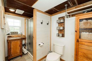 Romantic Cottage Retreat Near Lake Taneycomo in Branson, Missouri - 5