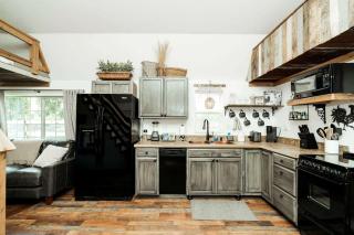 Romantic Cottage Retreat Near Lake Taneycomo in Branson, Missouri - 1