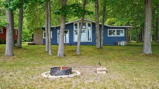 Rustic Lakefront Cabin Getaway on Lake Huron Sandy Shores in Michigan - 4
