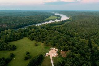 Western-Style Luxury Caravan Retreat Near Lake Taneycomo in Branson, Missouri - 6