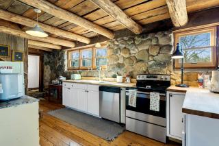 Rustic Barn Retreat with Hot Tub, Sauna & Alpacas Near Saugatuck in Allegan, Michigan - 7