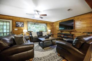 3BR Riverfront Cabin with Hot Tub, Game Room & Kayaks Near Broken Bow, Oklahoma - 9