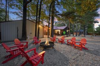 3BR Riverfront Cabin with Pool, Hot Tub & Game Room Near Broken Bow, Oklahoma - 2