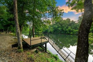 Riverfront 3BR Cabin with Game Room & Private Apartment Near Broken Bow, Oklahoma - 1