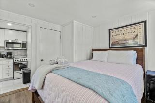 Charming Cape Cod Retreat with Fire Pit Near Dining & Attractions in West Yarmouth, MA - 4
