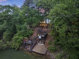 Family-Friendly Riverfront Cabin with Kayaks & Hot Tub in Broken Bow, Oklahoma - 4