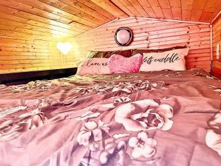 Serene Tiny Home with Lakefront Fishing Pier Near Historic Downtown Eastland in Eastland, Texas - 9