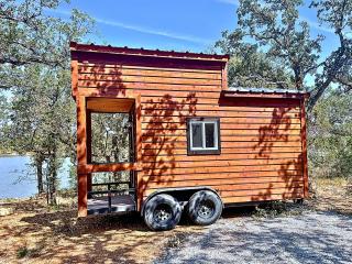 Serene Tiny Home with Lakefront Fishing Pier Near Historic Downtown Eastland in Eastland, Texas - 7