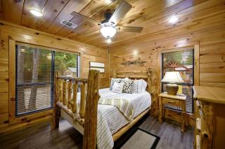 Charming 2BR Riverfront Cabin with Kayaks & Hot Tub in Broken Bow, Oklahoma - 6