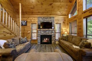 Charming 2BR Riverfront Cabin with Kayaks & Hot Tub in Broken Bow, Oklahoma - 2