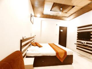 THE SURYA PRIME - Vintage Rooms Near Clock Tower, Chaura Bazar, AC Market & Railway Station - Corporate, Families & Couples Favorite - 3
