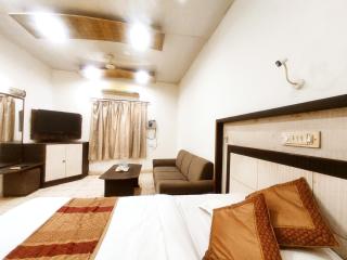 THE SURYA PRIME - Vintage Rooms Near Clock Tower, Chaura Bazar, AC Market & Railway Station - Corporate, Families & Couples Favorite - 2