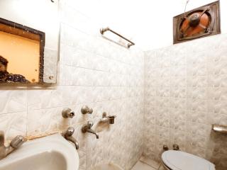 THE SURYA PRIME - Vintage Rooms Near Clock Tower, Chaura Bazar, AC Market & Railway Station - Corporate, Families & Couples Favorite - 1