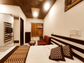 THE SURYA PRIME - Vintage Rooms Near Clock Tower, Chaura Bazar, AC Market & Railway Station - Corporate, Families & Couples Favorite - 9