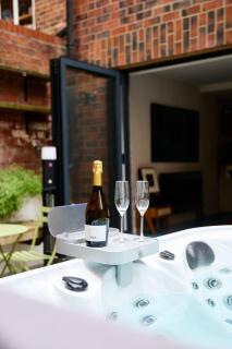 Stylish Leeds City Centre Retreat with Private Terrace & Hottub - 2