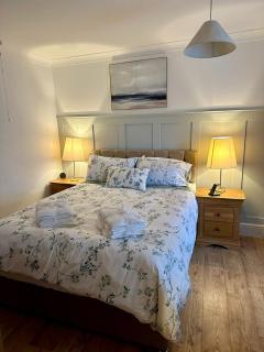 Beautiful 3 Bed Cottage in the Heart of Pembroke - 4