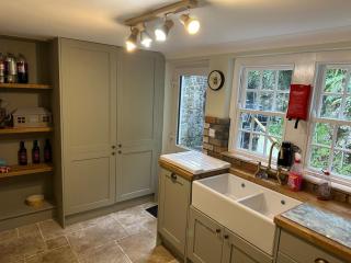 Beautiful 3 Bed Cottage in the Heart of Pembroke - 1