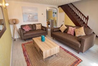 3 Bed Semi - Sleeps 5 - Private Garden & Parking - Quiet Cul De Sac Location - Dog Friendly - Fast Wifi - Close to Motorway Access - 5