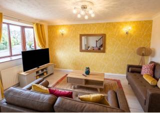 3 Bed Semi - Sleeps 5 - Private Garden & Parking - Quiet Cul De Sac Location - Dog Friendly - Fast Wifi - Close to Motorway Access - 0