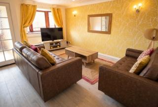 3 Bed Semi - Sleeps 5 - Private Garden & Parking - Quiet Cul De Sac Location - Dog Friendly - Fast Wifi - Close to Motorway Access - 1
