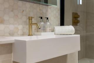 Bright King's Cross 2 bedroom flat with patio - 8