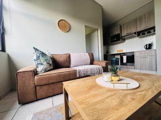 Rosebank Luxe, Parking, Wifi, Mall, Gautrain & Heater - 0