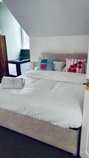 Newly Refreshed Cottage, New King Bed, Free Parking & WiFi - 9